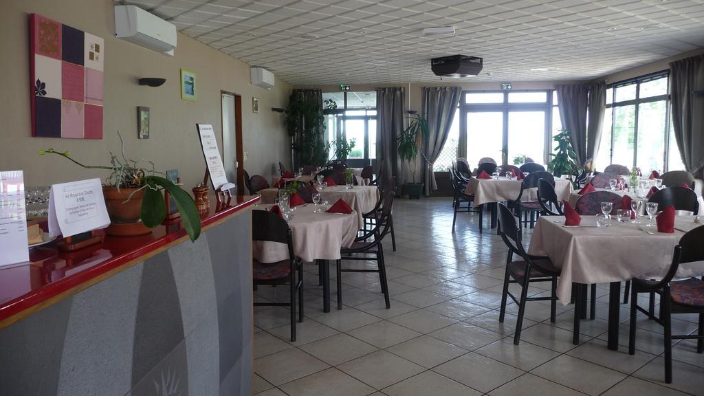 Hotel Logis La Rose Des Vents Volvic Exterior foto