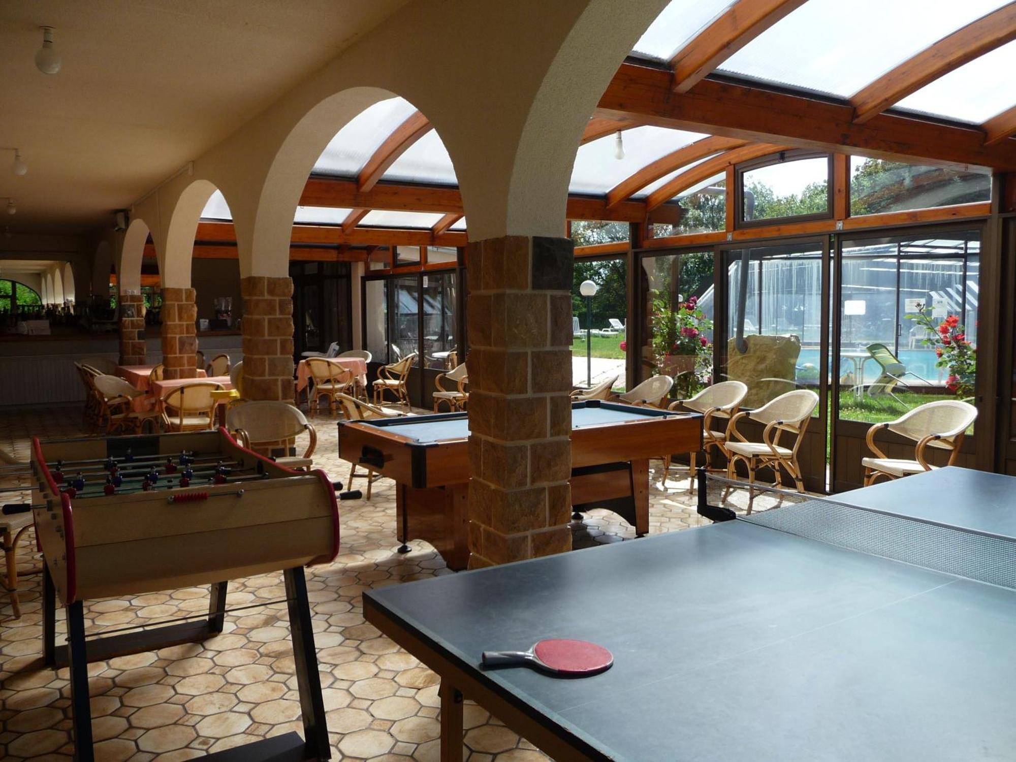 Hotel Logis La Rose Des Vents Volvic Exterior foto