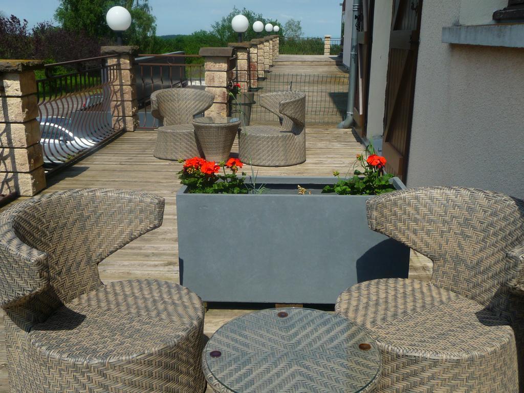 Hotel Logis La Rose Des Vents Volvic Exterior foto