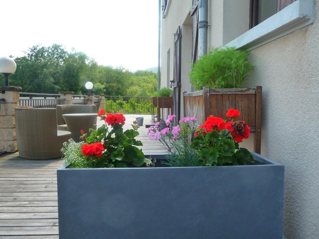 Hotel Logis La Rose Des Vents Volvic Exterior foto