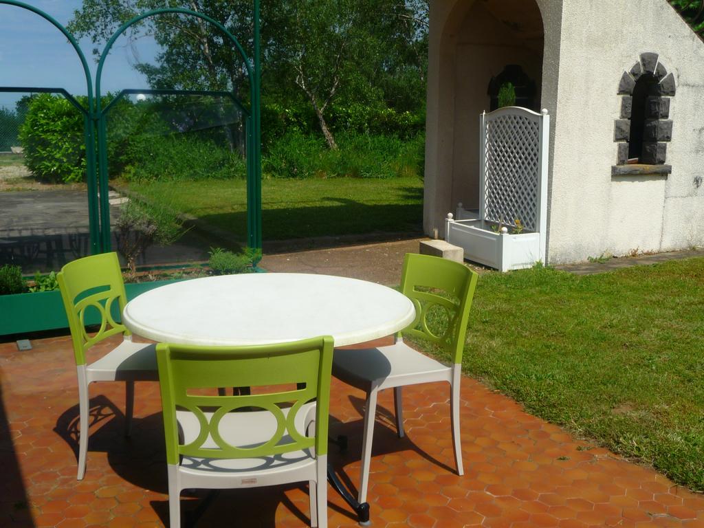 Hotel Logis La Rose Des Vents Volvic Exterior foto