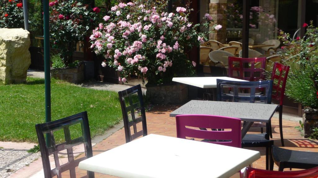 Hotel Logis La Rose Des Vents Volvic Exterior foto