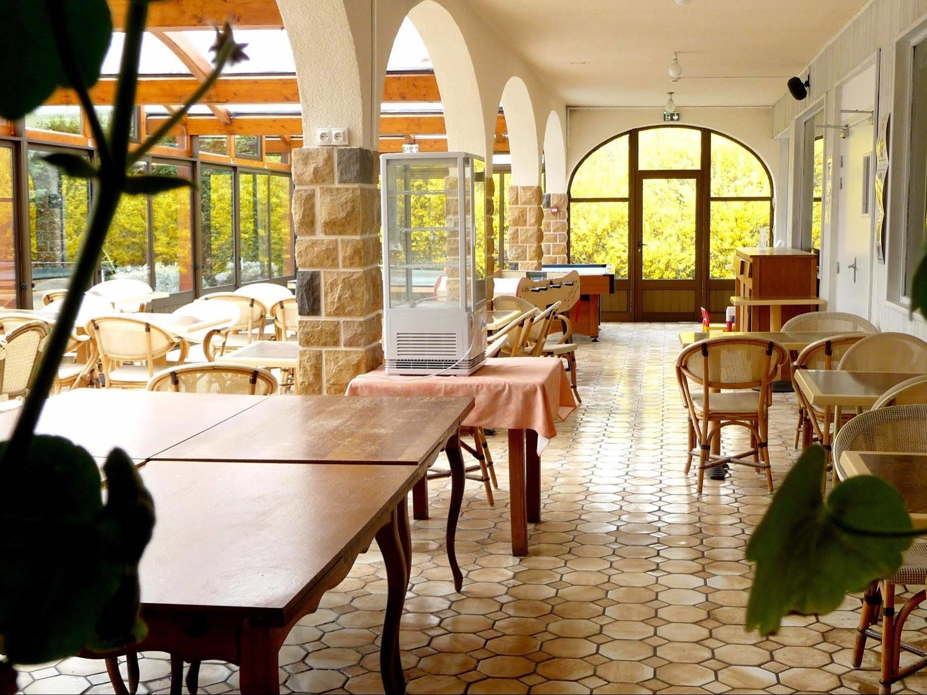 Hotel Logis La Rose Des Vents Volvic Exterior foto