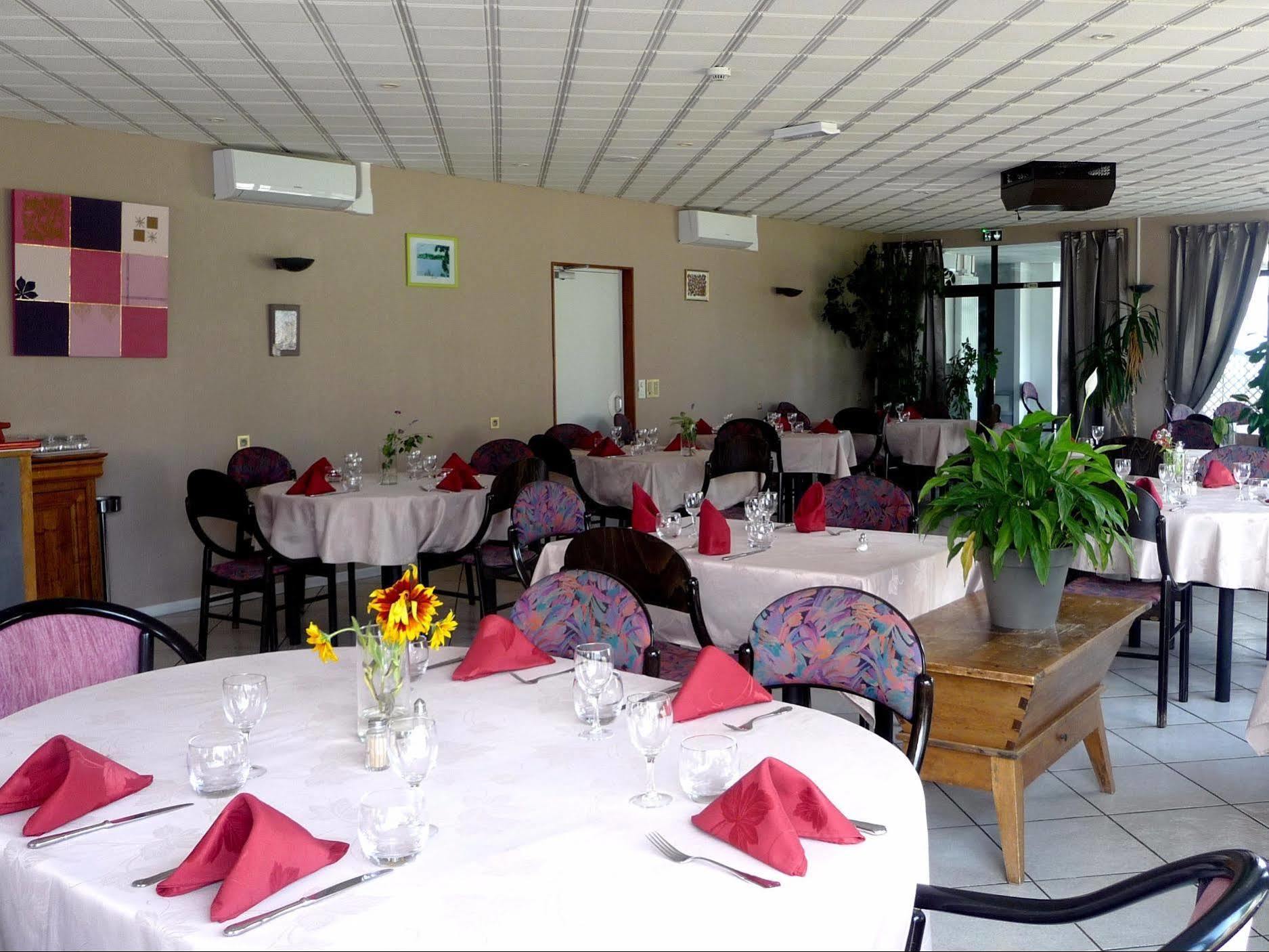 Hotel Logis La Rose Des Vents Volvic Exterior foto