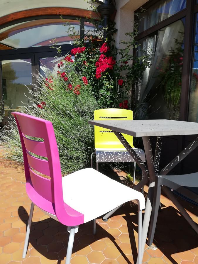 Hotel Logis La Rose Des Vents Volvic Exterior foto