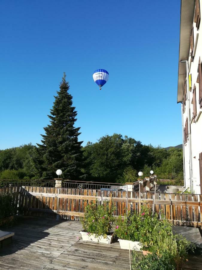 Hotel Logis La Rose Des Vents Volvic Exterior foto