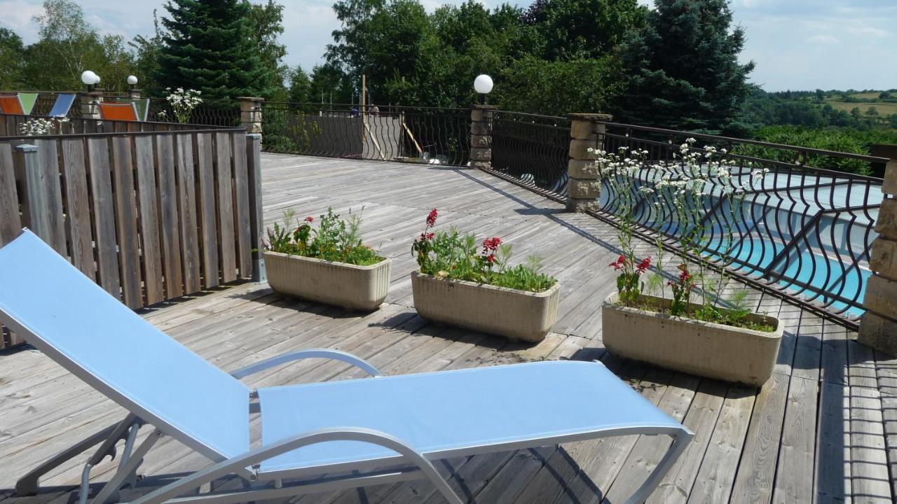 Hotel Logis La Rose Des Vents Volvic Exterior foto